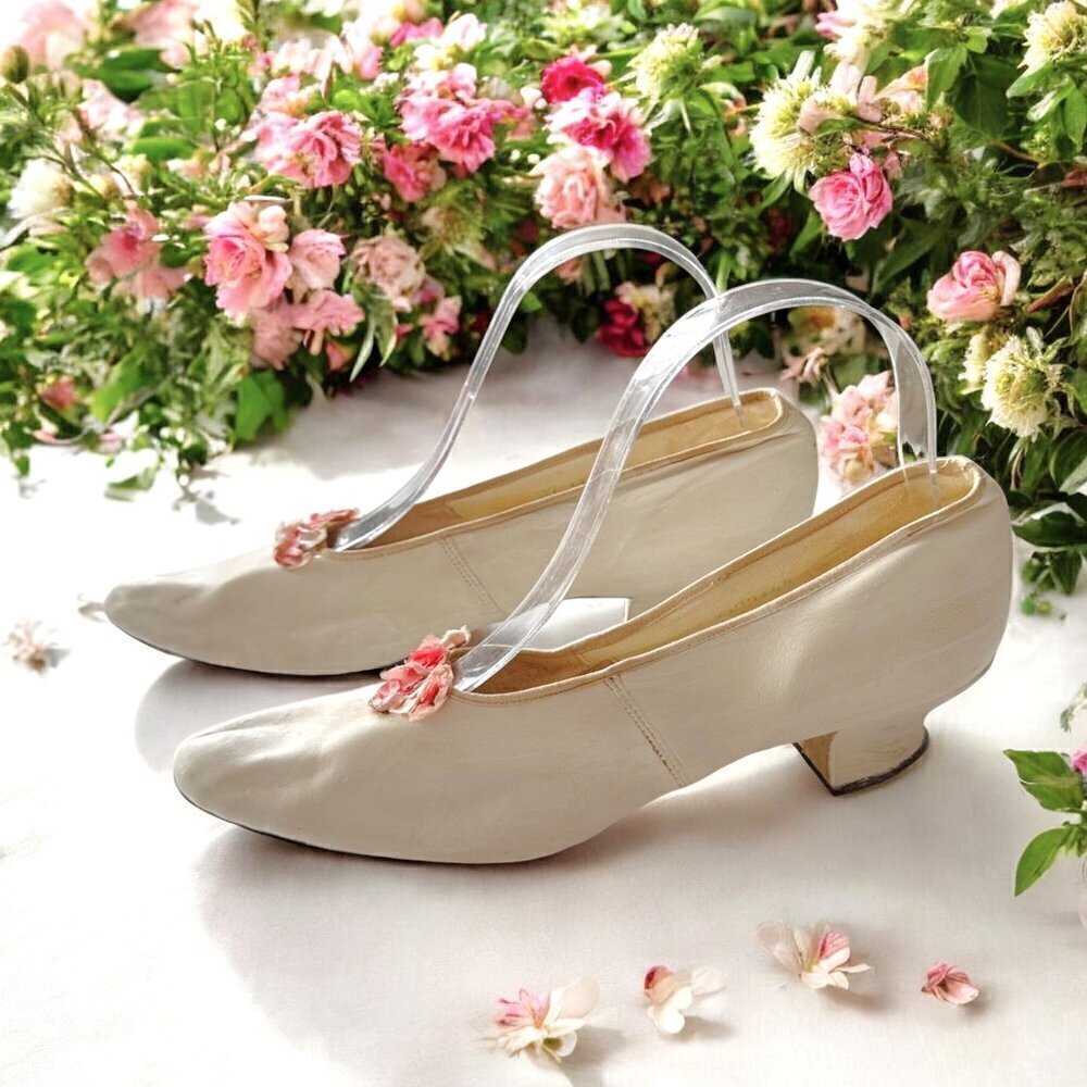 Vintage Victorian/Edwardian White Pumps with Floral Decoration, Gimbel Brothers - Picture 2 of 15
